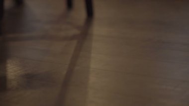 koyu ahşap zemin üzerinde yürüme topuklu siyah ayakkabı kız