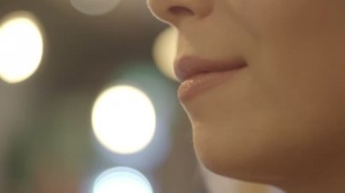 Genç sarışın kadın bir barda bir bardak bira içme