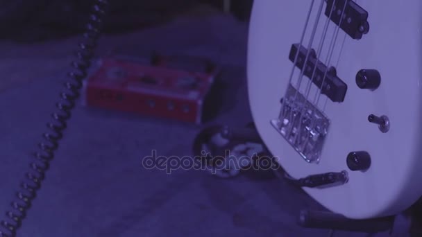 Biały elektroniczna muzyka gitara — Wideo stockowe