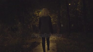 sokakta yürüyen genç sarışın kadın gece
