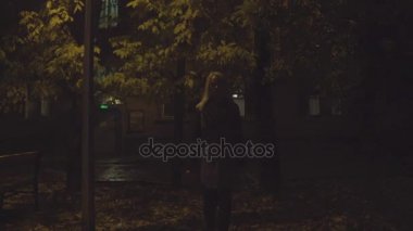 sokakta yürüyen genç sarışın kadın gece