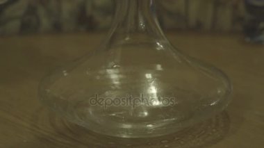 kırmızı şarap cam sürahi içine döktü