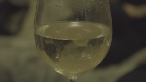 Champagne bubbels in een glas mousserende — Stockvideo