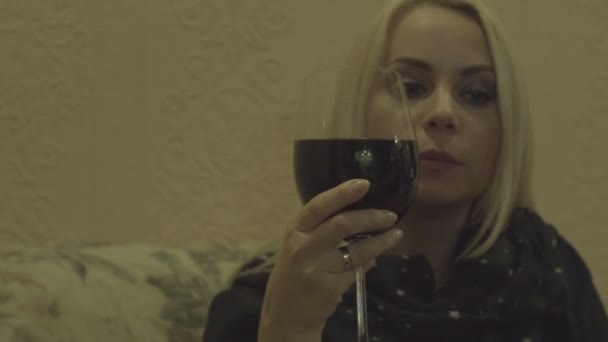 Jeune femme blonde buvant du vin rouge dans un verre — Video