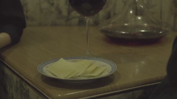 Menina comer queijo e beber vinho — Vídeo de Stock