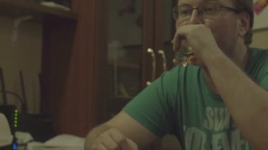 adam bir bardak viski içme