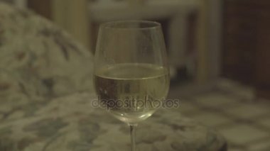 bir bardak köpüklü şampanya kabarcıklar