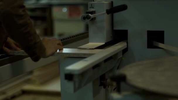 Asistente de producción de muebles hace que el procesamiento del borde de la barra — Vídeo de stock