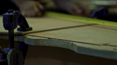 mobilya fabrika üretim ve işleme ahşap parçaların ölçümü