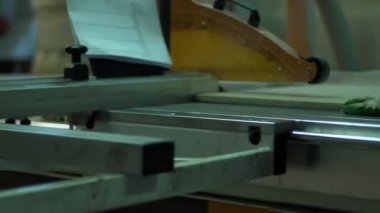 mobilya fabrika üretim ve işleme ağaç elementi kesilmiş