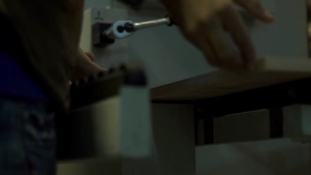 Assistant de production de meubles rend le traitement du bord de la barre — Video