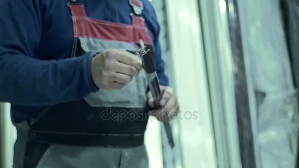 Möbelfertigung Fabrik Verarbeitung von Metallteilen — Stockvideo
