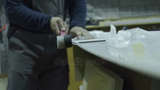 Meubels productie mens meester verzamelt binnendeuren — Stockvideo