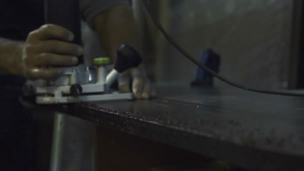 Möbler fabriken produktion och bearbetning av sågning trä elementet — Stockvideo