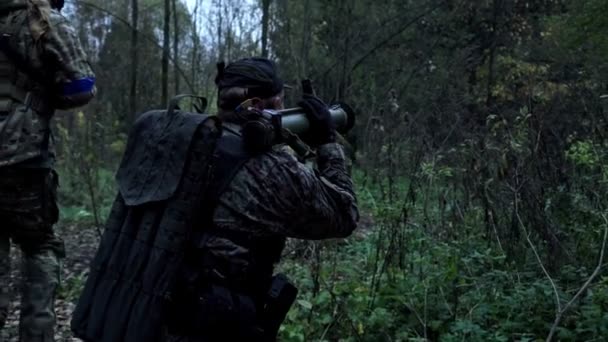 Militar en los brotes forestales de un lanzagranadas — Vídeo de stock