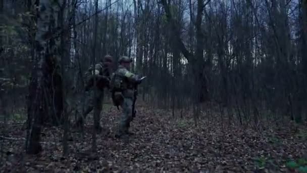 Guerra en el bosque con un arma mirando el mapa — Vídeo de stock