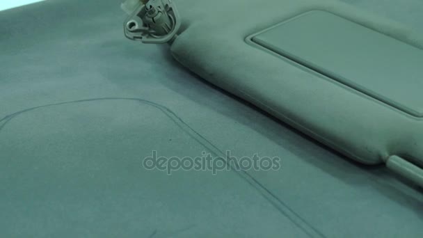 Maestro cortar la tapicería blanca del interior del coche — Vídeos de Stock