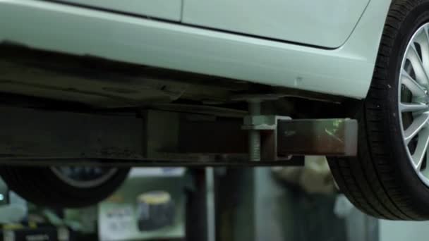 Auto auf Aufzug einer Tankstelle angehoben — Stockvideo