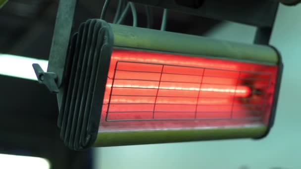 Lâmpada infravermelha para secagem de peças pintadas — Vídeo de Stock