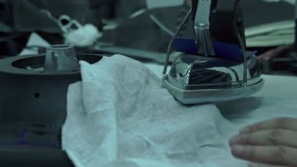 女裁缝剥去铁缝合细节 — 图库视频影像