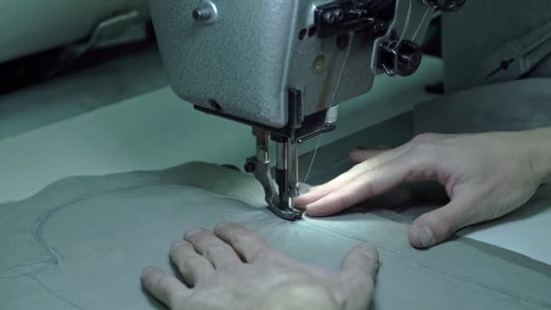 Taylor sews part of the sewing machine — Stock Video