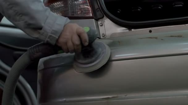 Master polishes the car body — Stock Video