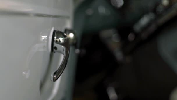 Parlak iç ve dış mavi Amerikan retro otomobil — Stok video