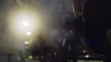 aracın egzoz borudan duman