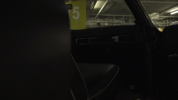Negro interior americano retro coche — Vídeo de stock