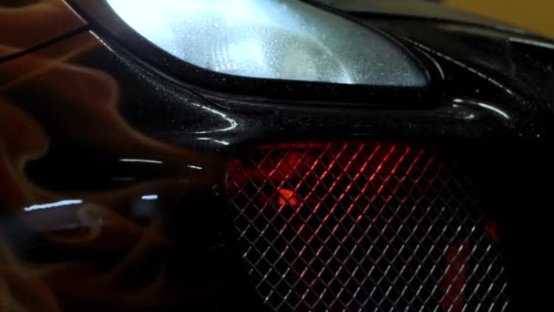 レッドライトの黒バンパー車 — ストック動画