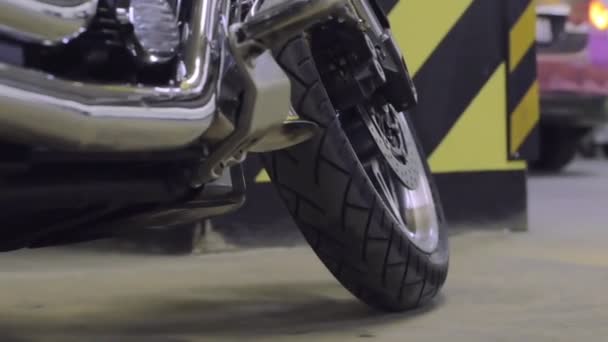 O corpo de uma moto preta poderosa moto retro — Vídeo de Stock