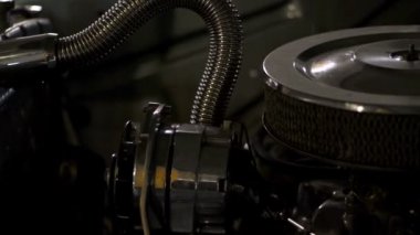 motoru mavi Amerikan retro otomobil. krom motor eski kamyonet