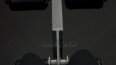 Sarışın kız spor salonunda eğitim. Kadın fitness nişanlı