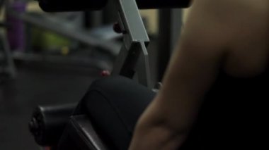 Sarışın kız spor salonunda eğitim. Kadın fitness nişanlı