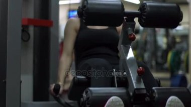 Sarışın kız spor salonunda eğitim. Kadın fitness nişanlı