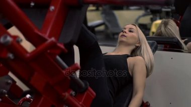 Sarışın kız spor salonunda eğitim. Kadın fitness nişanlı
