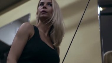 Sarışın kız spor salonunda eğitim. Kadın fitness nişanlı