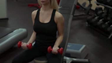 Sarışın kız spor salonunda eğitim. Kadın fitness nişanlı