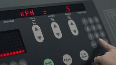 sarışın kız spor salonunda koşu bandı ayarlar