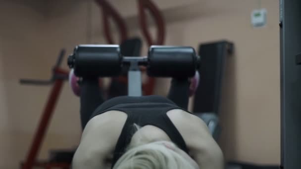 Blondýnka, trénink v tělocvičně. Žena v fitness — Stock video