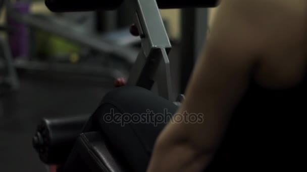 금발 소녀는 체육관에서 훈련입니다. 피트 니스에 종사 하는 여자 — 비디오