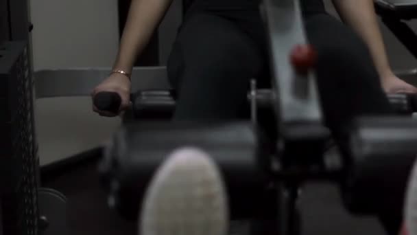 Blonde fille formation à la salle de gym. Femme engagée dans la forme physique — Video