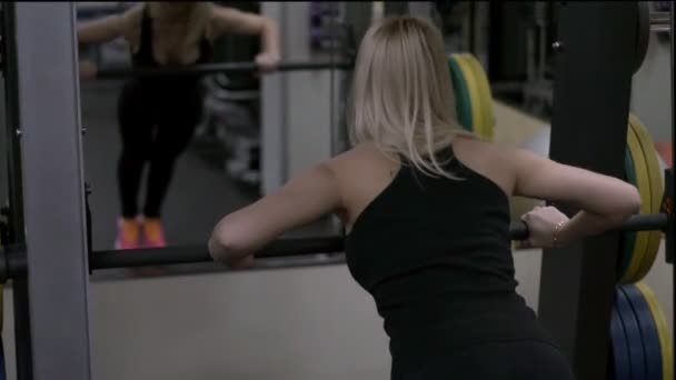 Blondýnka, trénink v tělocvičně. Žena v fitness — Stock video