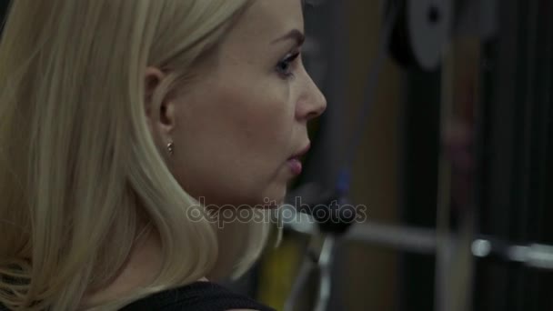 Blond meisje training op de sportschool. Vrouw die zich bezighouden met fitness — Stockvideo