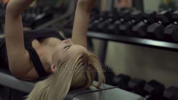 Allenamento per ragazze bionde in palestra. Donna impegnata nel fitness — Video Stock