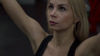 Sarışın kız spor salonunda eğitim. Kadın fitness nişanlı