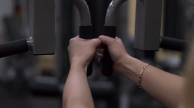 Sarışın kız spor salonunda eğitim. Kadın fitness nişanlı