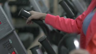 sarışın kız eliptik üzerinde spor salonunda eğitim