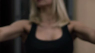 Sarışın kız spor salonunda eğitim. Kadın fitness nişanlı