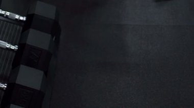 spor salonunda ağır halter